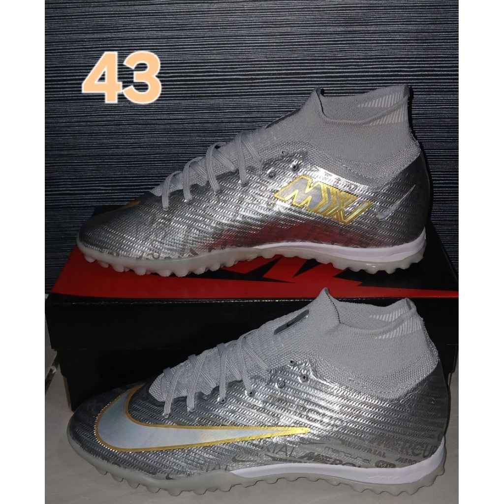 Sepatu mini soccer