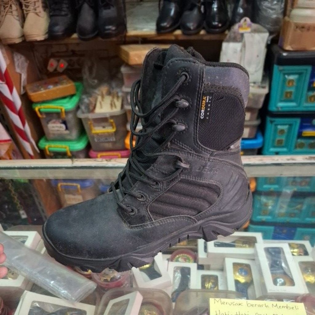 sepatu delta hitam tinggi Pendek cream  Magnum  CAT