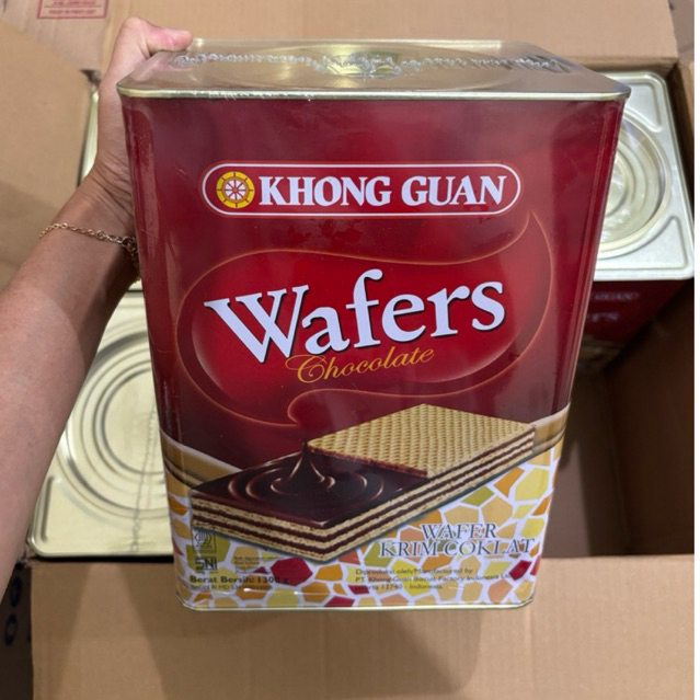 Agen distributor hampers lebaran snack biskuit wafer kaleng khong guan wafers krim chocolate kotak m