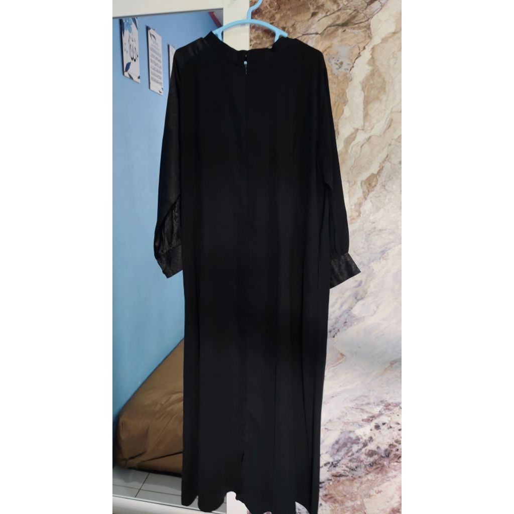 Abaya Syari Anti UV NAJ Studio dengan Detail Elegan