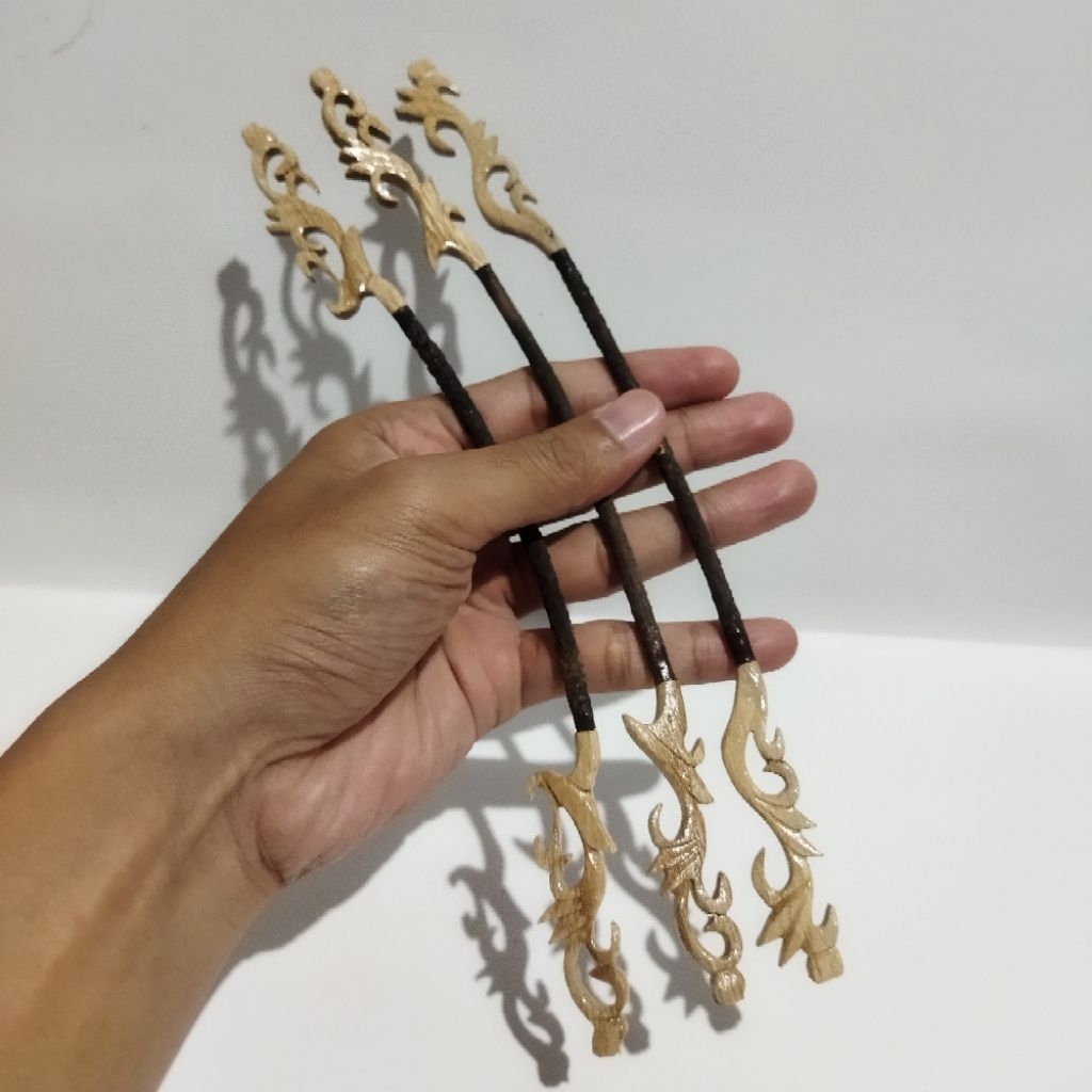 Tangkringan pleci ukir kayu asem bali ukuran 23 cm