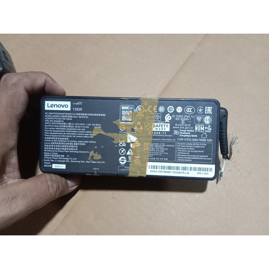 lenovo 20v 6.75a   bekas charger LAPTOP BUNTUNG 20v 6.75a  PART ELEKTRONIK ADAPTOR TANPA KABEL LISTR