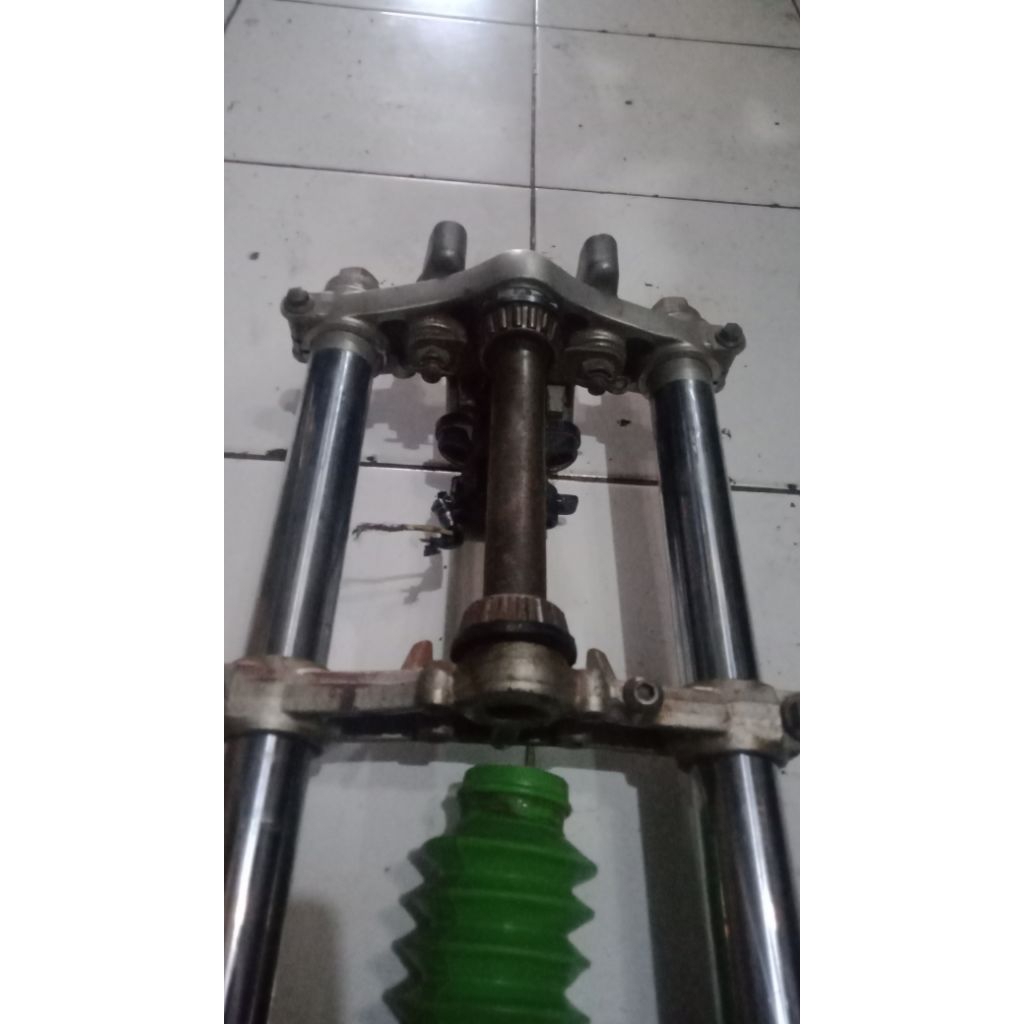 SEGITIGA+SHOCK DEPAN ORIGINAL KAWASAKI ( KLX LAMA/BF)