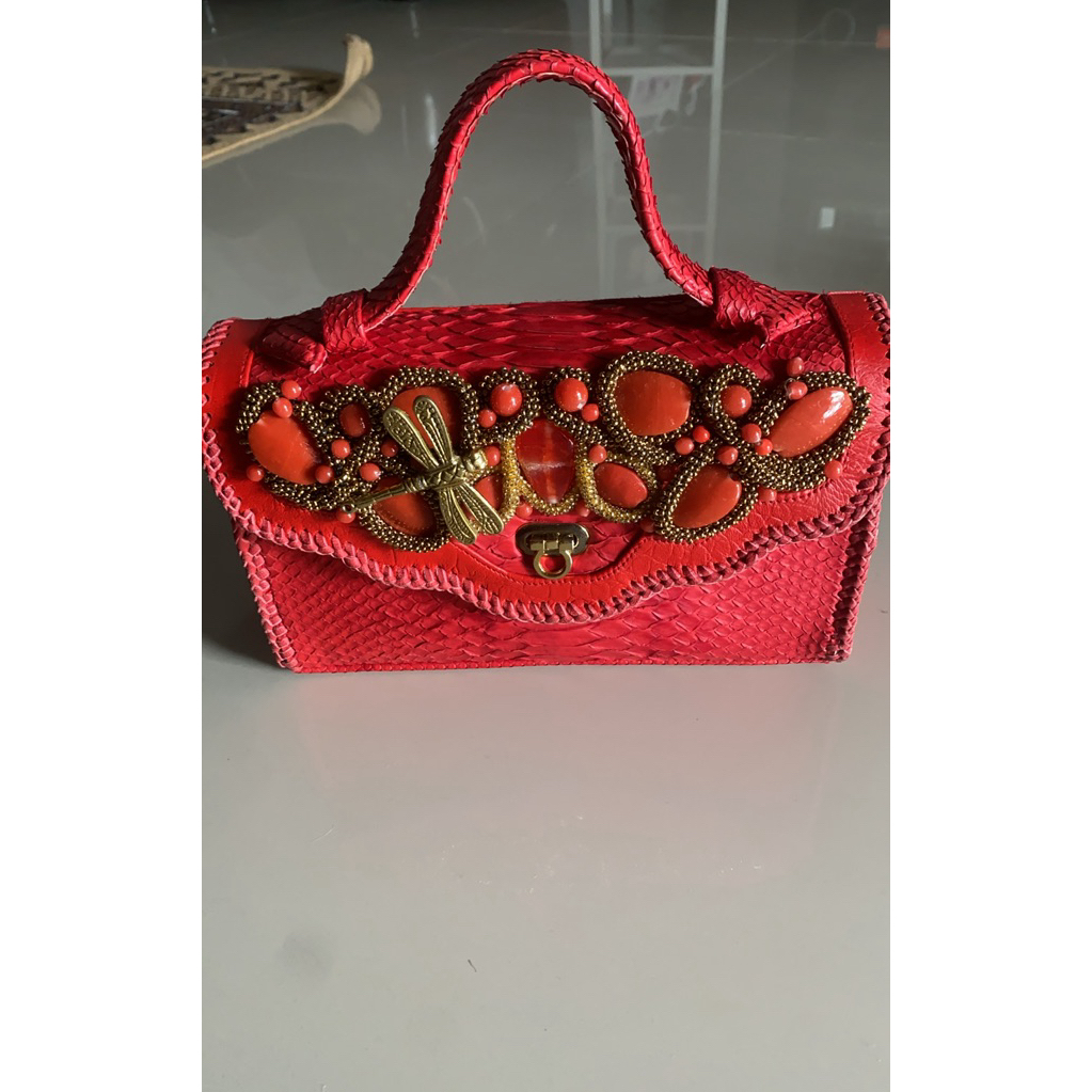 Tas Kulit Merah