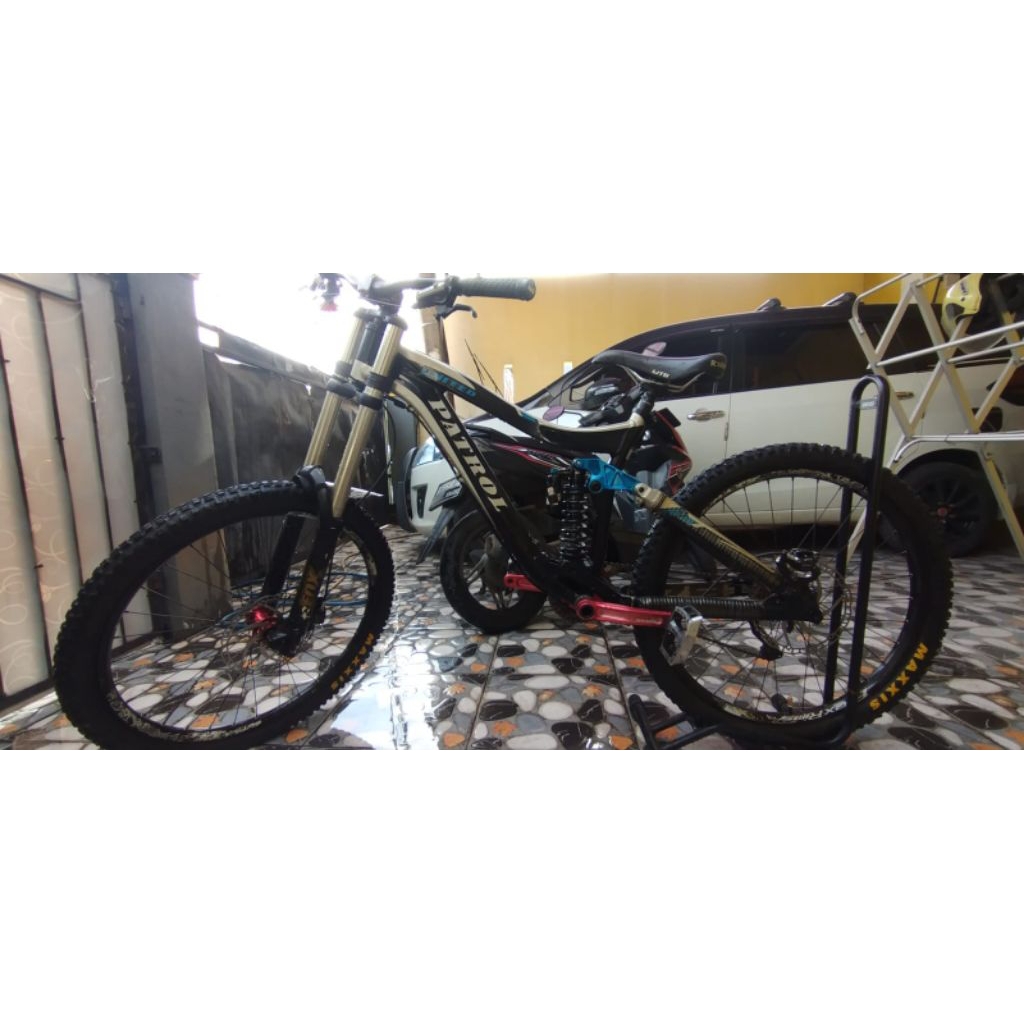 Sepeda Downhill United Patrol