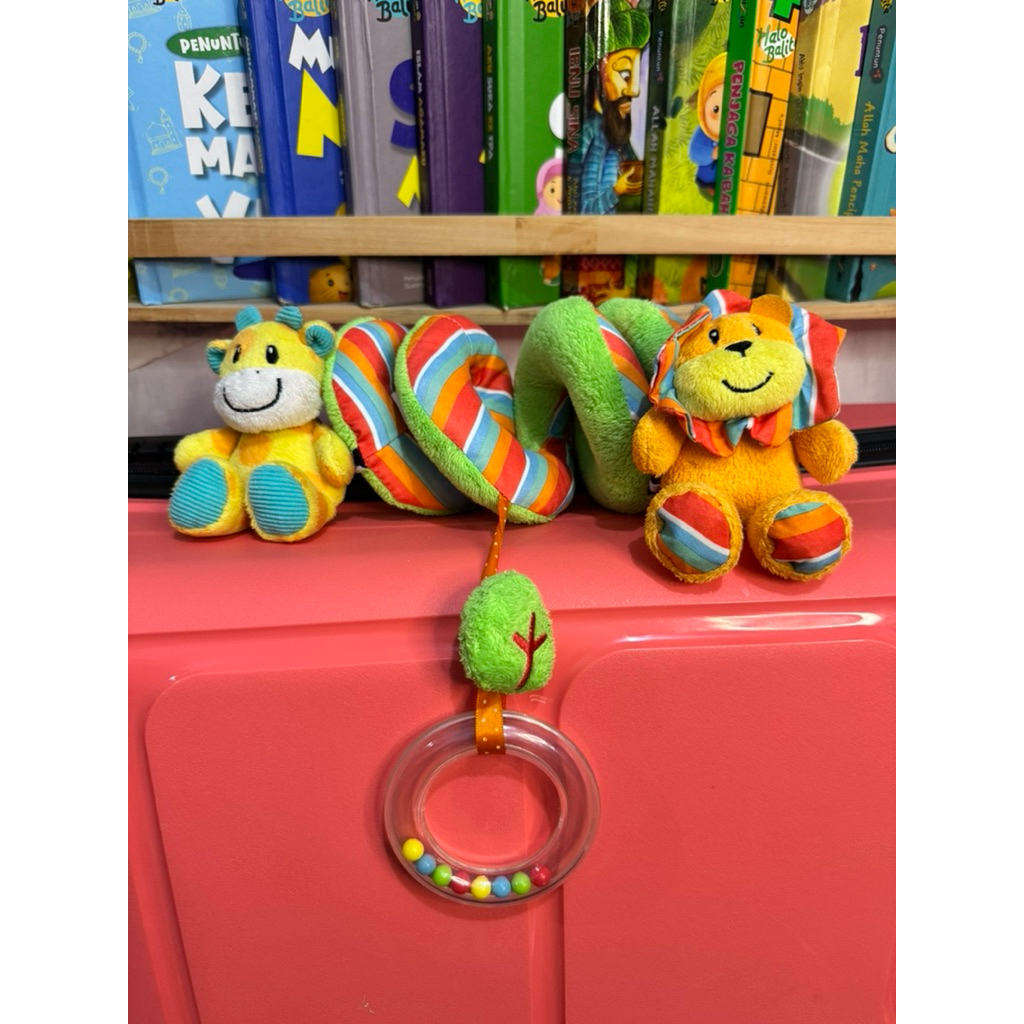 Preloved Mainan MOTHERCARE cot Spiral Pram Toy Soft Rattle Crinkle Bell Lion Giraffe - Mainan Ulir S
