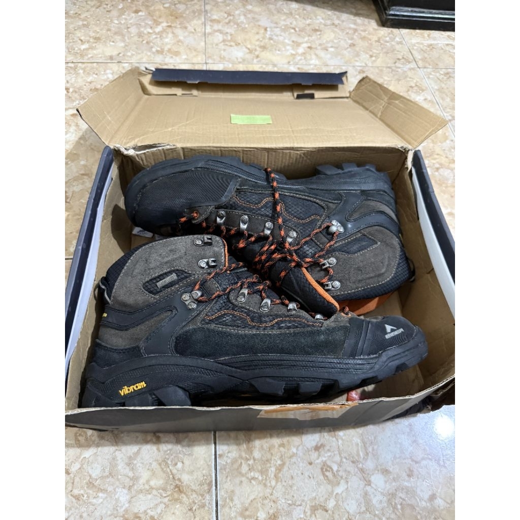 SEPATU GUNUNG EIGER POLLOCK