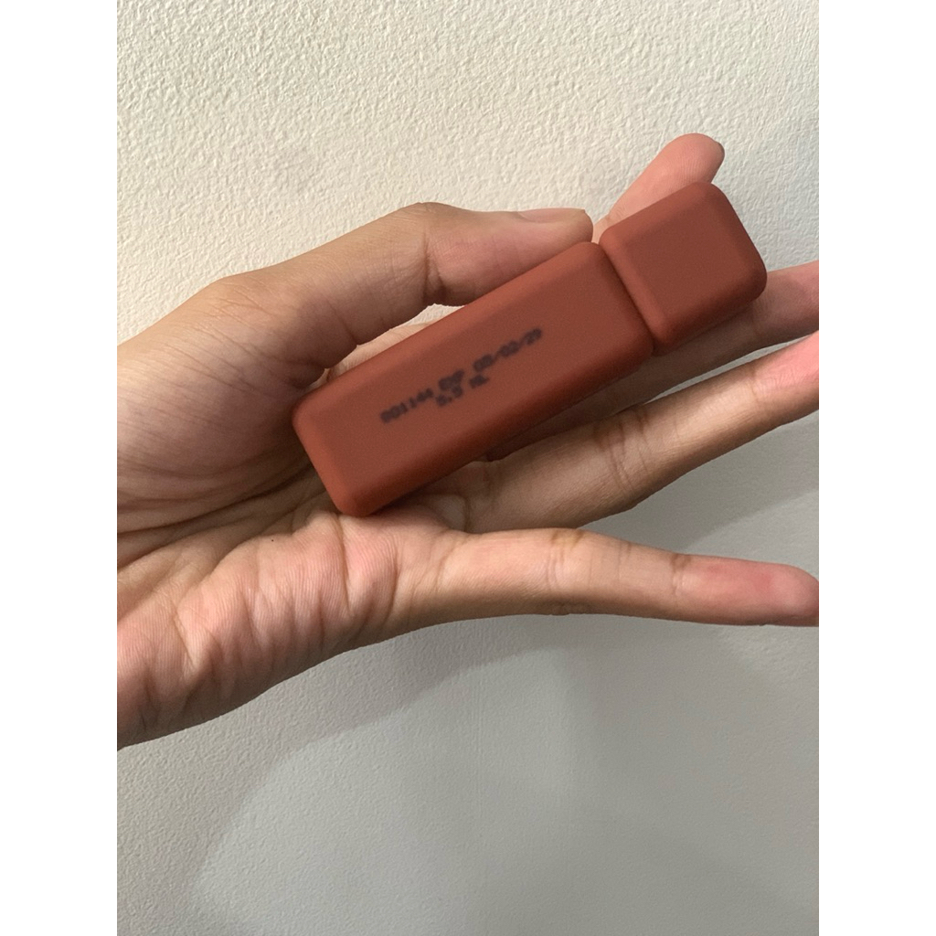 preloved raecca glow lip tint shade brave