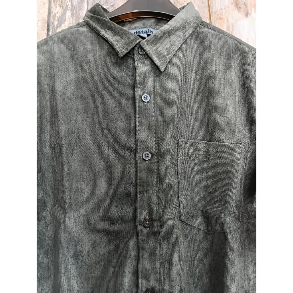 Kemeja Pria Details Lengan Pendek Motif Polos