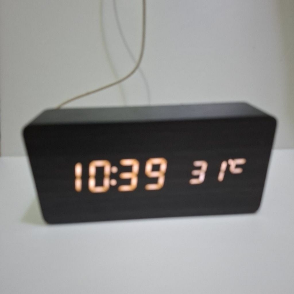 jam digital meja, alarm dan bisa mengukur suhu ruang, second