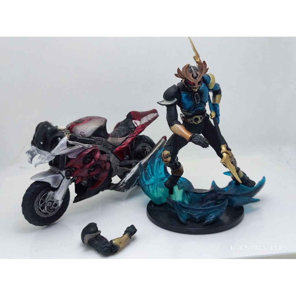 ACTION FIGURE / KOLEKSI / HIASAN KAMEN RIDER SIC AGITO + MOTOR  BANDAI