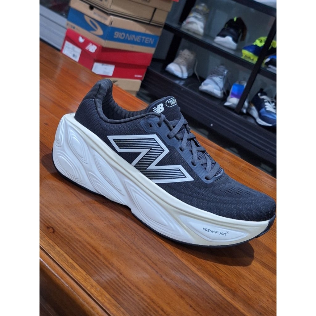 SEPATU RUNNING NEW BALANCE MORE FRESH FOAM x MORE V5
