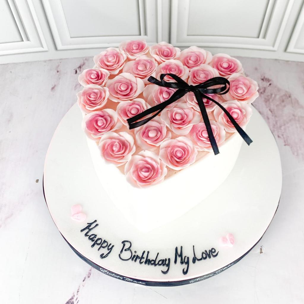 Kue Ulang Tahun/Birthday Cake/Kue Ultah tema Love/Love Cake/Kue Love Flower Icing