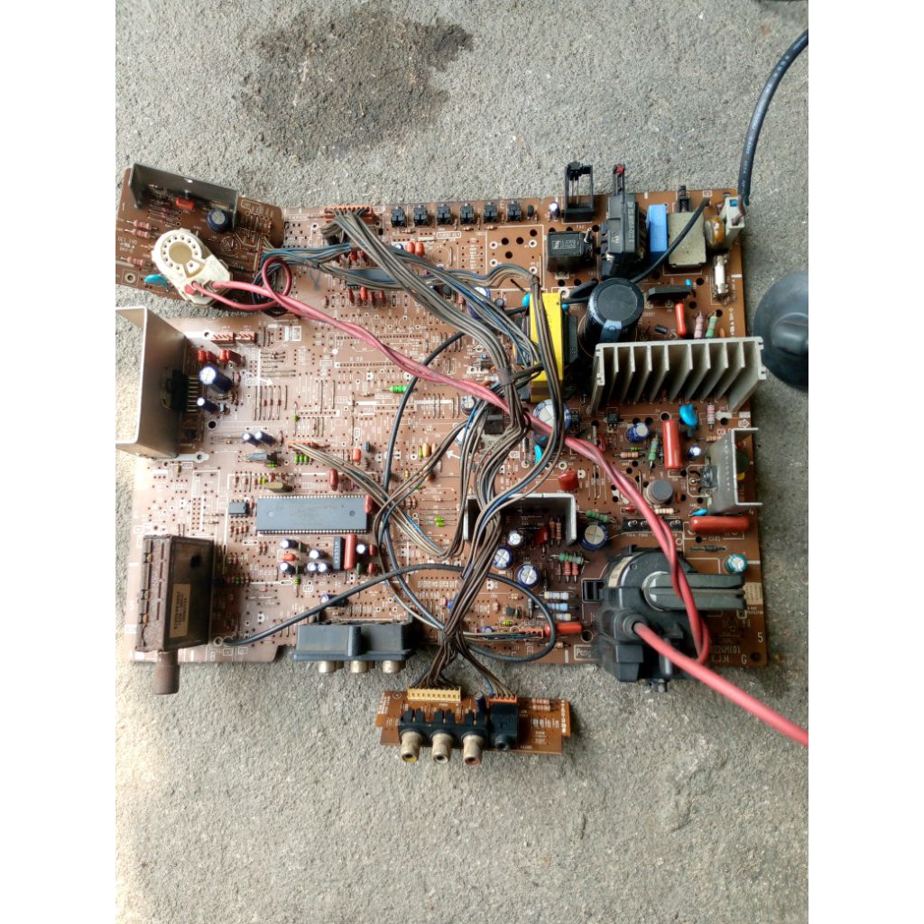 Mesin TV tabung cembung 21inc merk LG, normal.