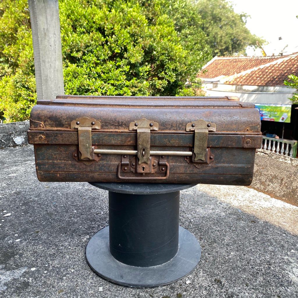 Koper Besi Jadul Antik Era Kolonial Kancing Kuningan