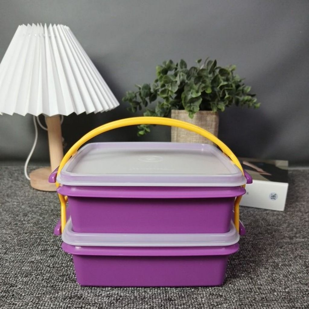 BARU / NEW Tupperware rantang 2 susun ada sekat. baru ya bukan mantan. warna base ungu, tutup  putih