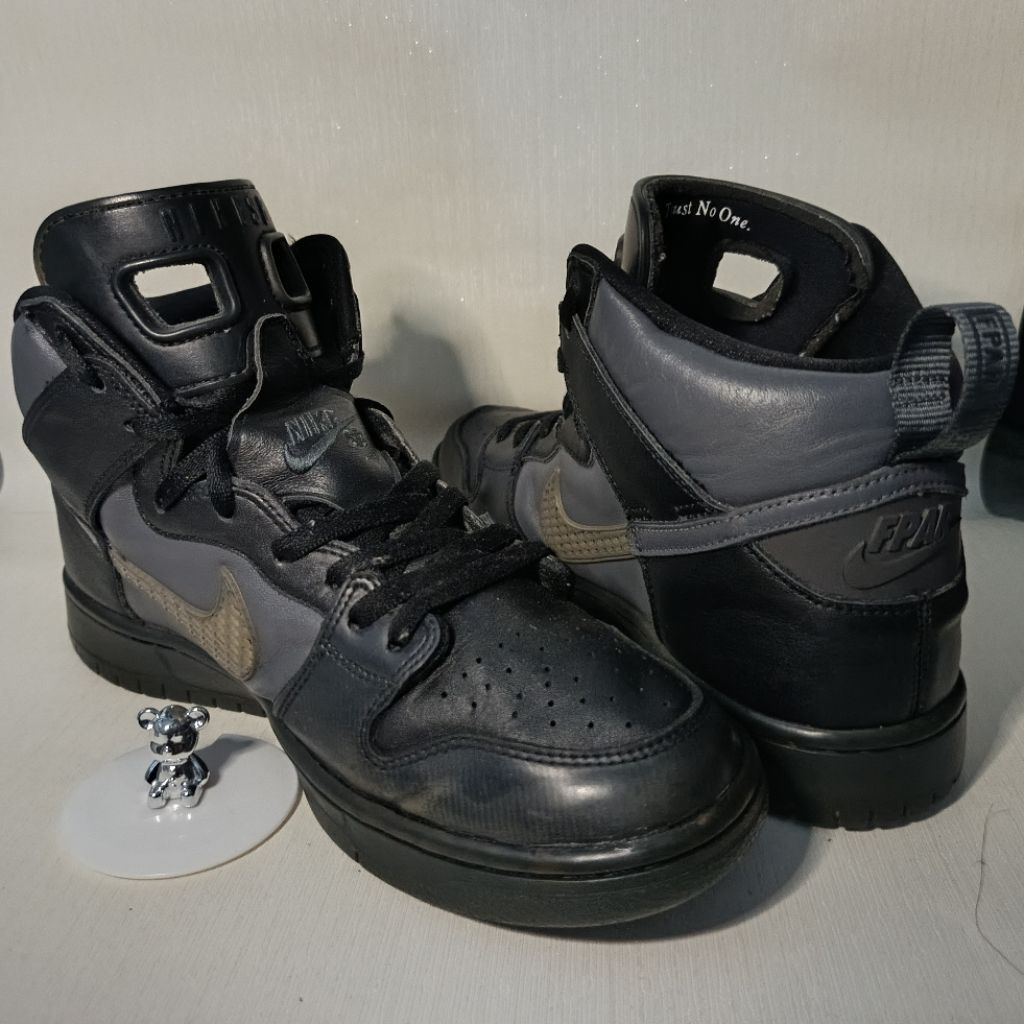 Sepatu Nike SB Dunk High Pro PRM dengan brand streetwear Forty Percent Against Rights (FPAR) dalam w