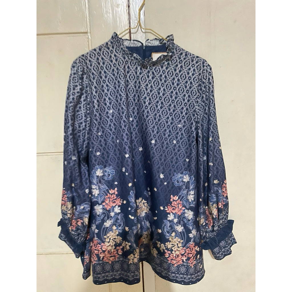 Preloved Rissa blouse wearing klamby Navy