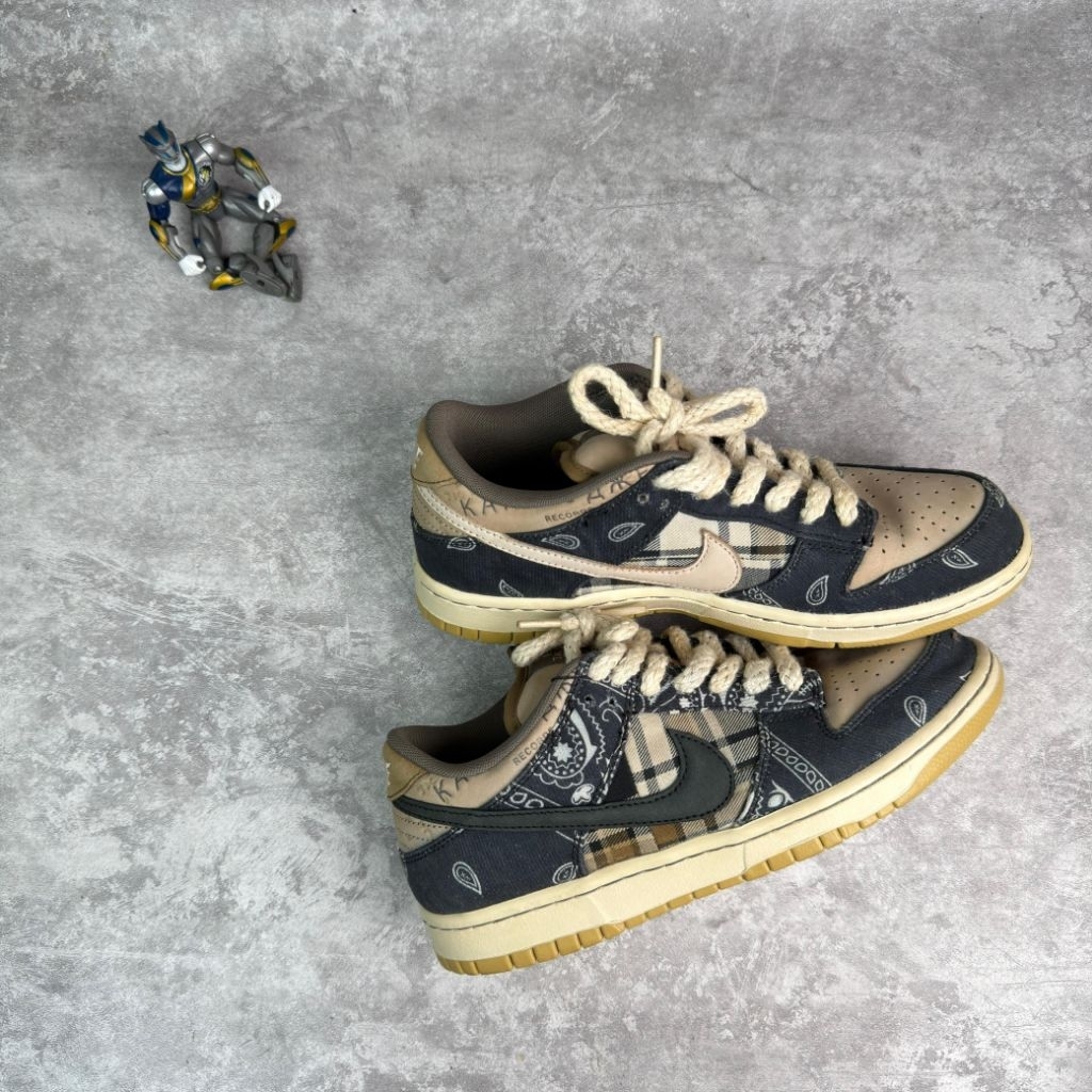 SB Dunk Low x Travis Scott