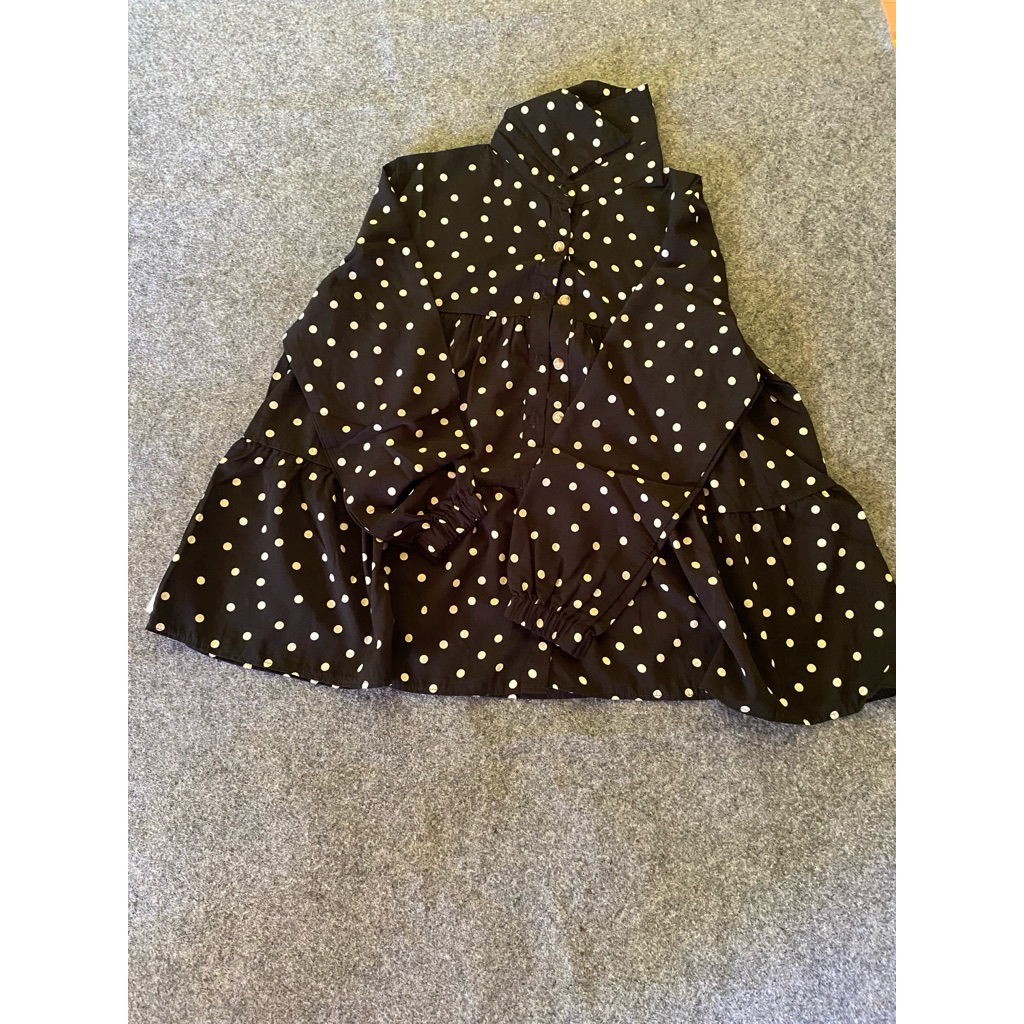 blouse hitam polkadot