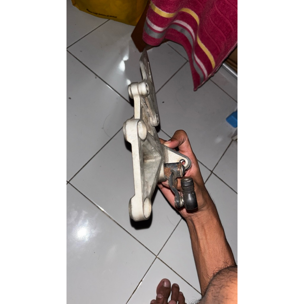 Part footstep dan rem CBR250RR