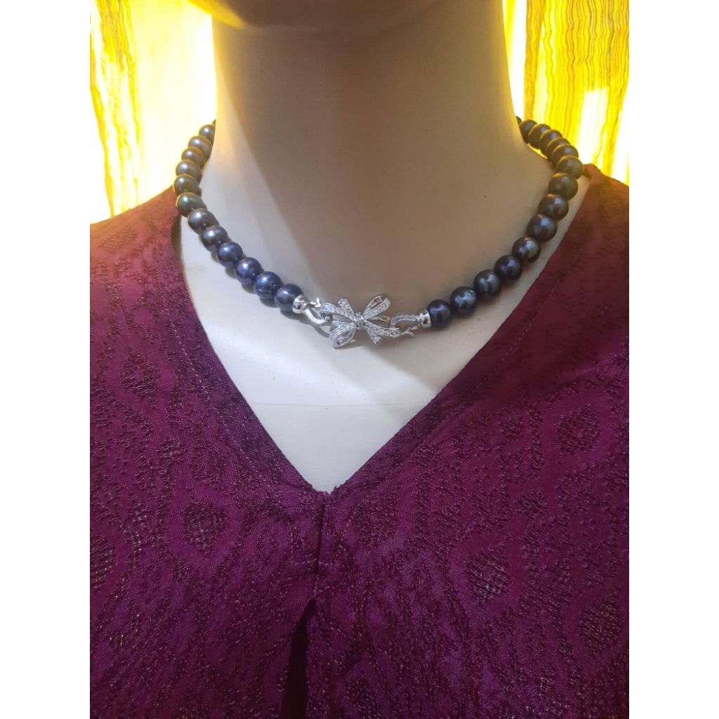 kalung choker dari mutiara air tawar hitam bulat shiny pengait hook pita besar kekinian