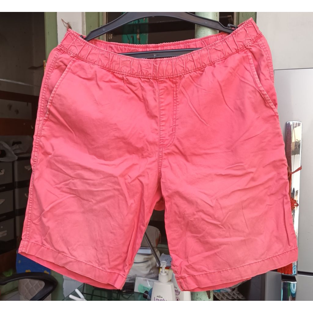 Celana Pendek Pria warna merah merk Uniqlo Preloved