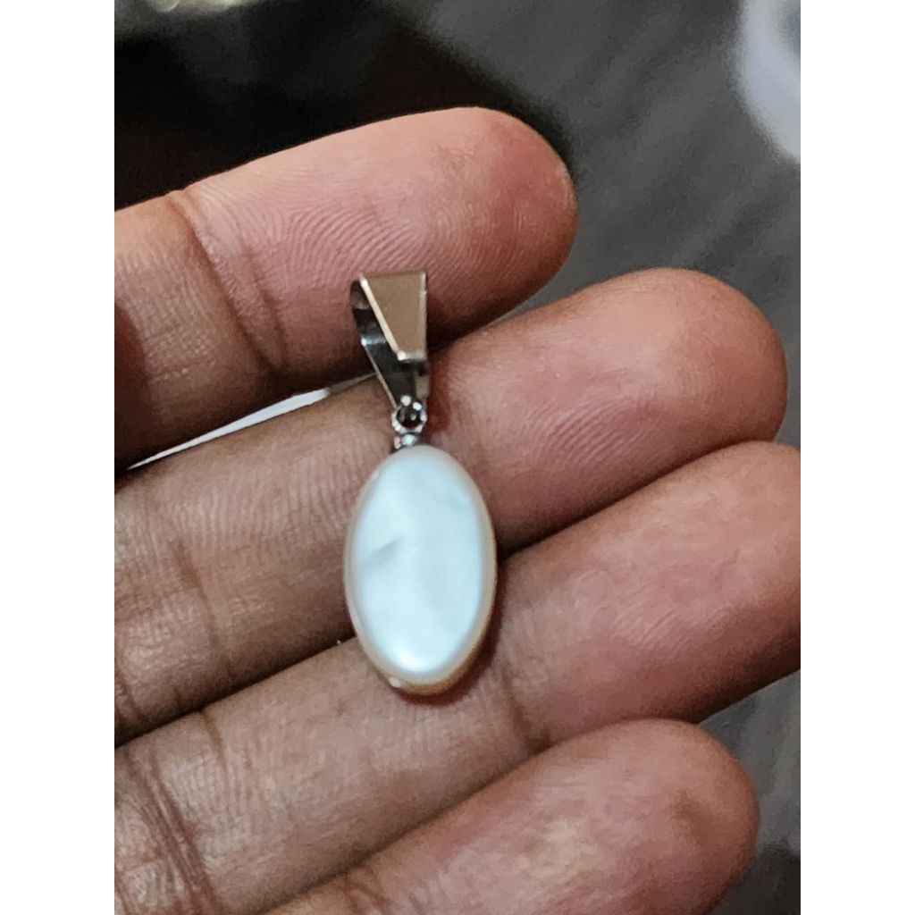 Liontin Shell Koin Oval rangka titanium