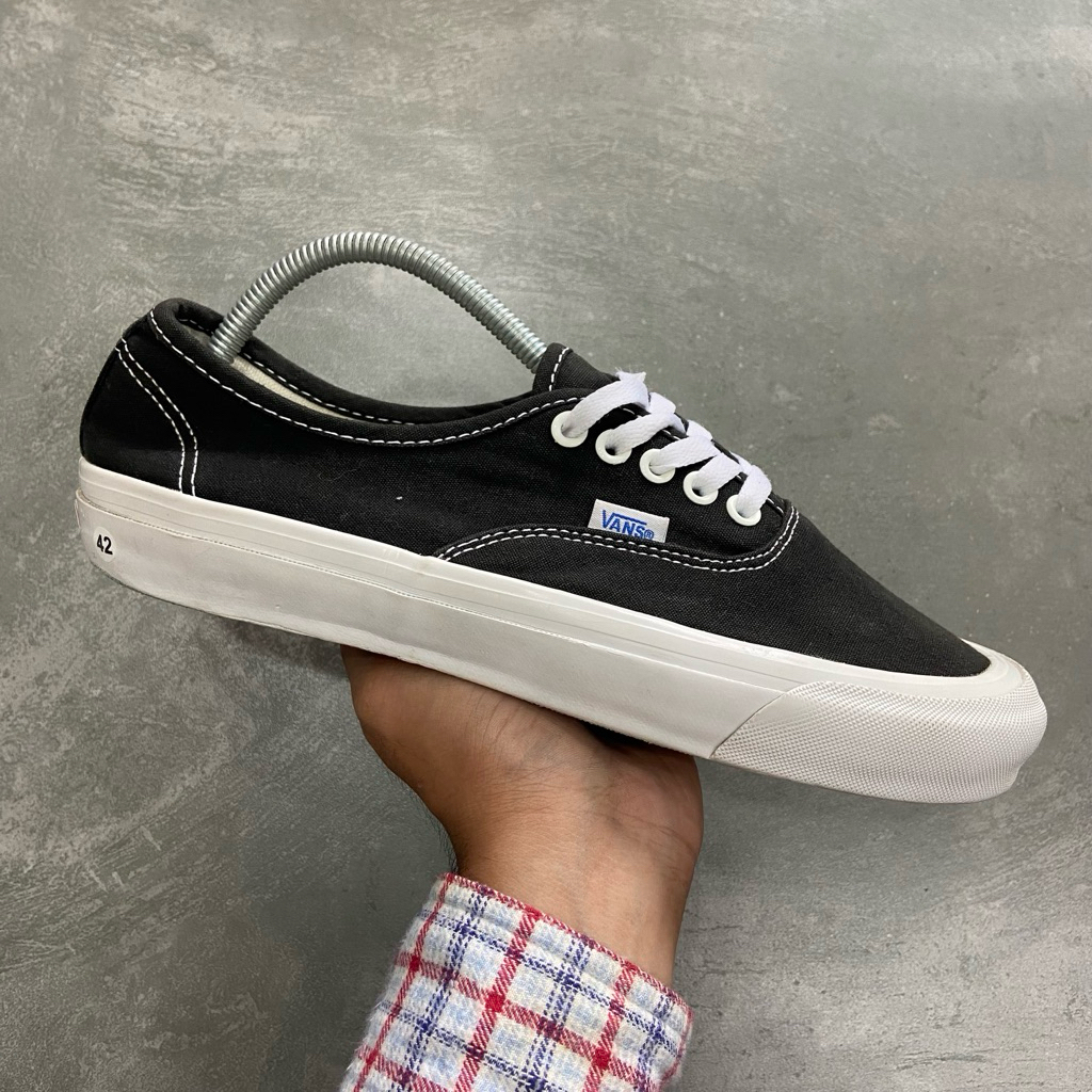[Size 42] Vans Vault OG Authentic LX Black White Second Original Good Condition. Harga Baru nya 4.3 