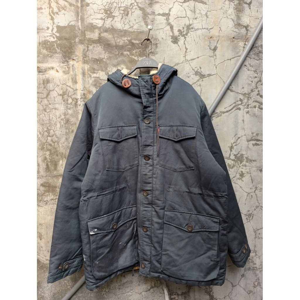 Jacket parka Levi's dengan teknologi insulasi Thermore untuk pria