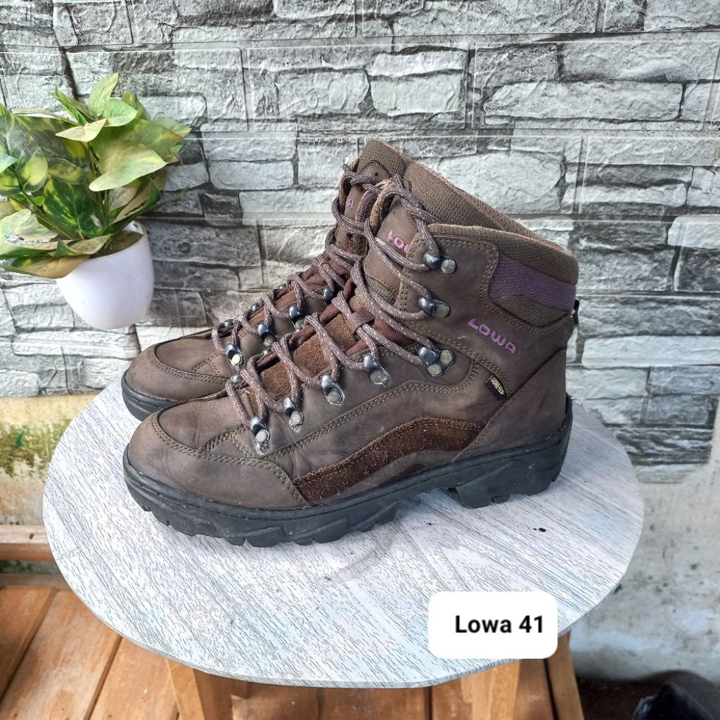 Sepatu second outdor merk Lowa size41 insol26cm