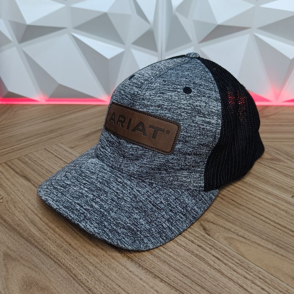 Topi Ariat build up