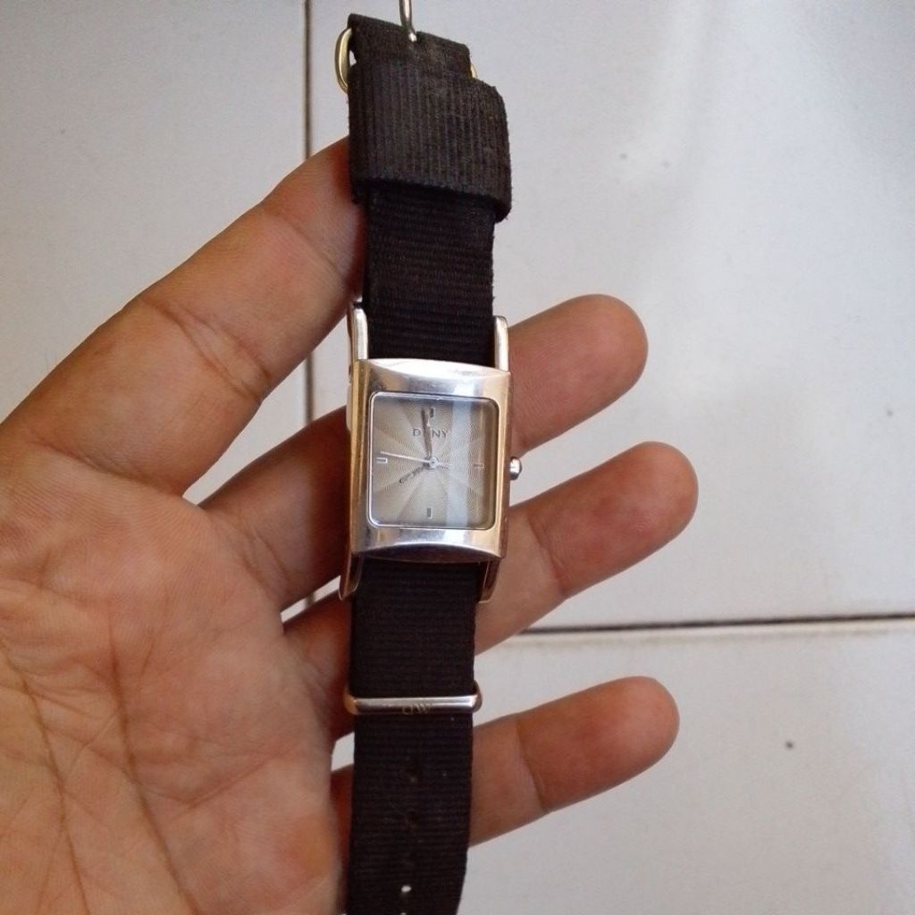jam tangan DKNY