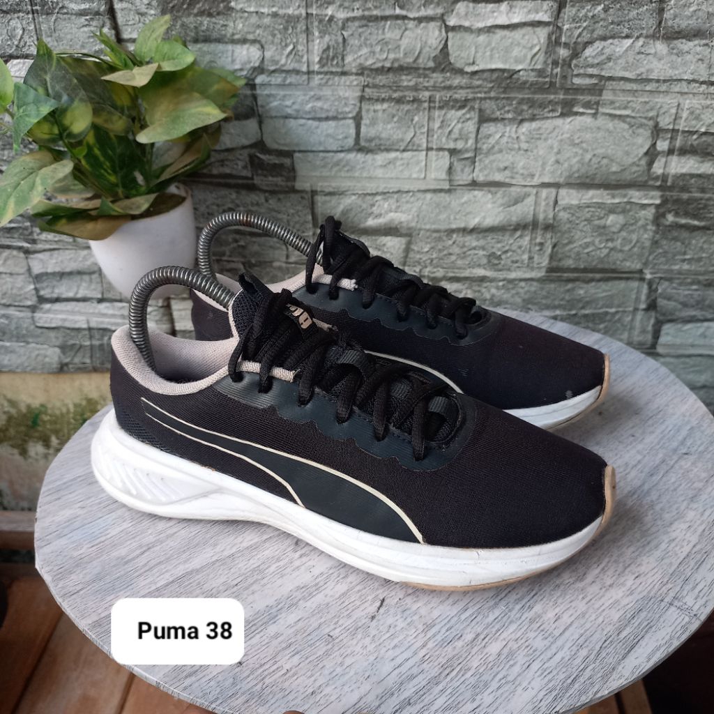 Sepatu second runing merk puma size38,5 insol23cm