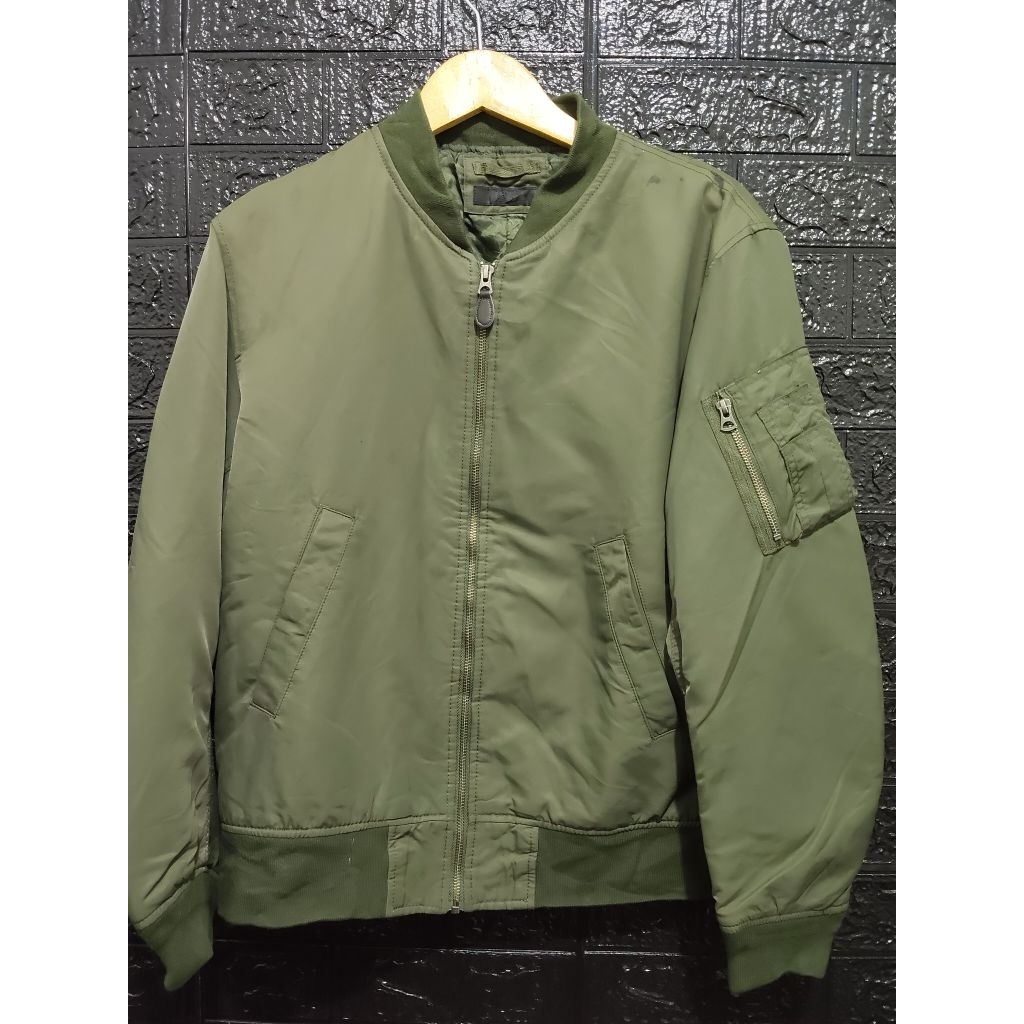 Bomber Uniqlo tag hitam Size M