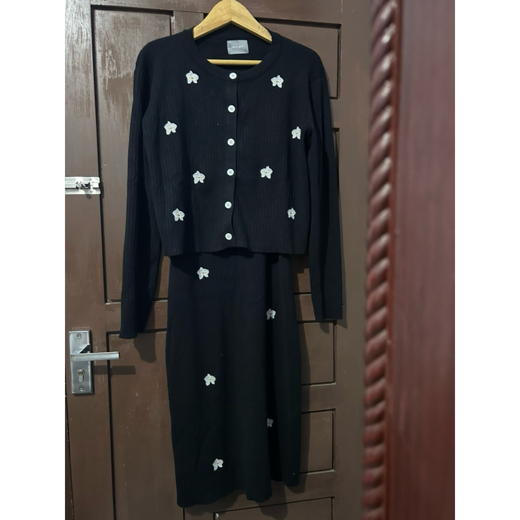 One Set Knit Wanita This Is April Dress knit Cardigan Knit one set dress hitam motif bunga wanita te