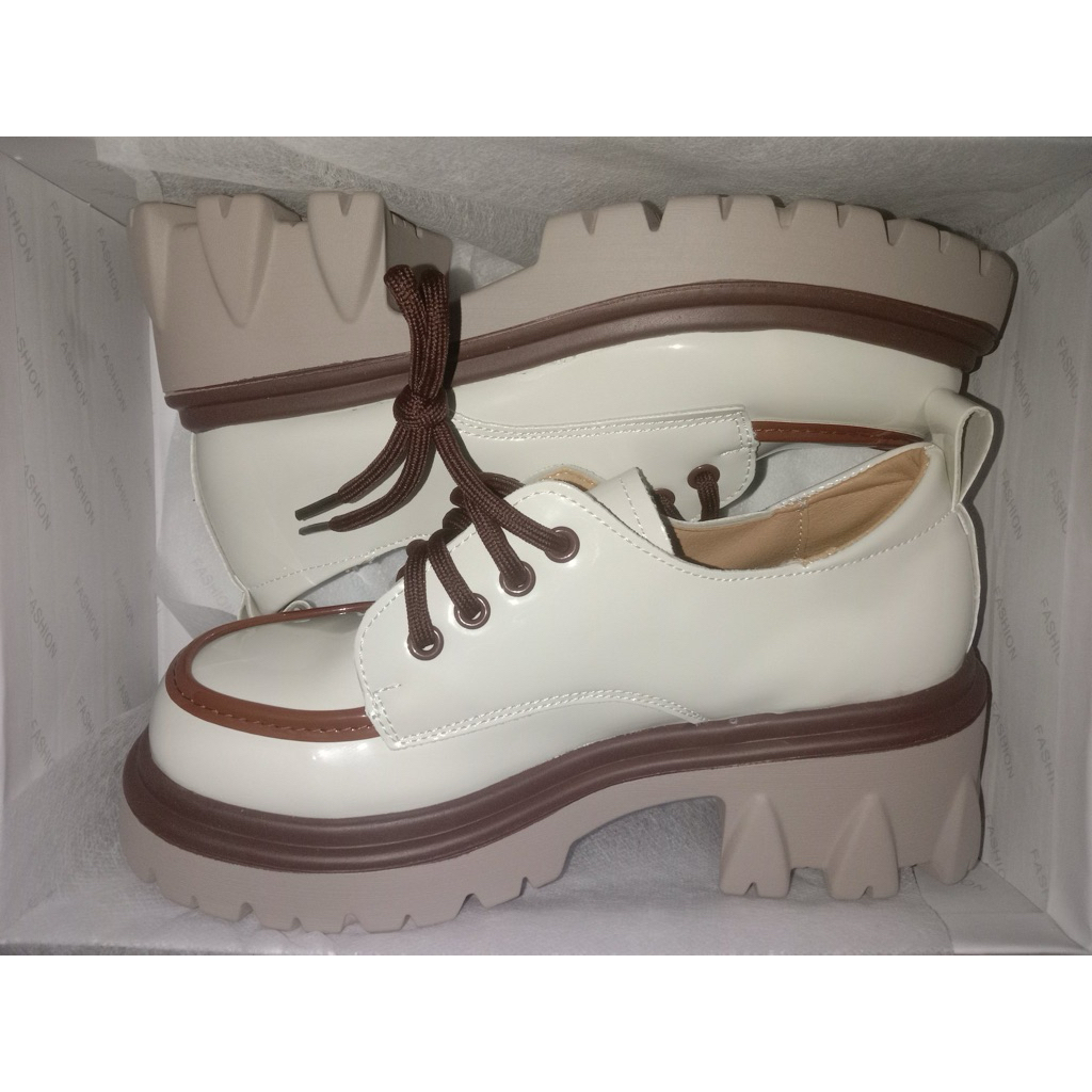 preloved sepatu docmart wanita (like new)