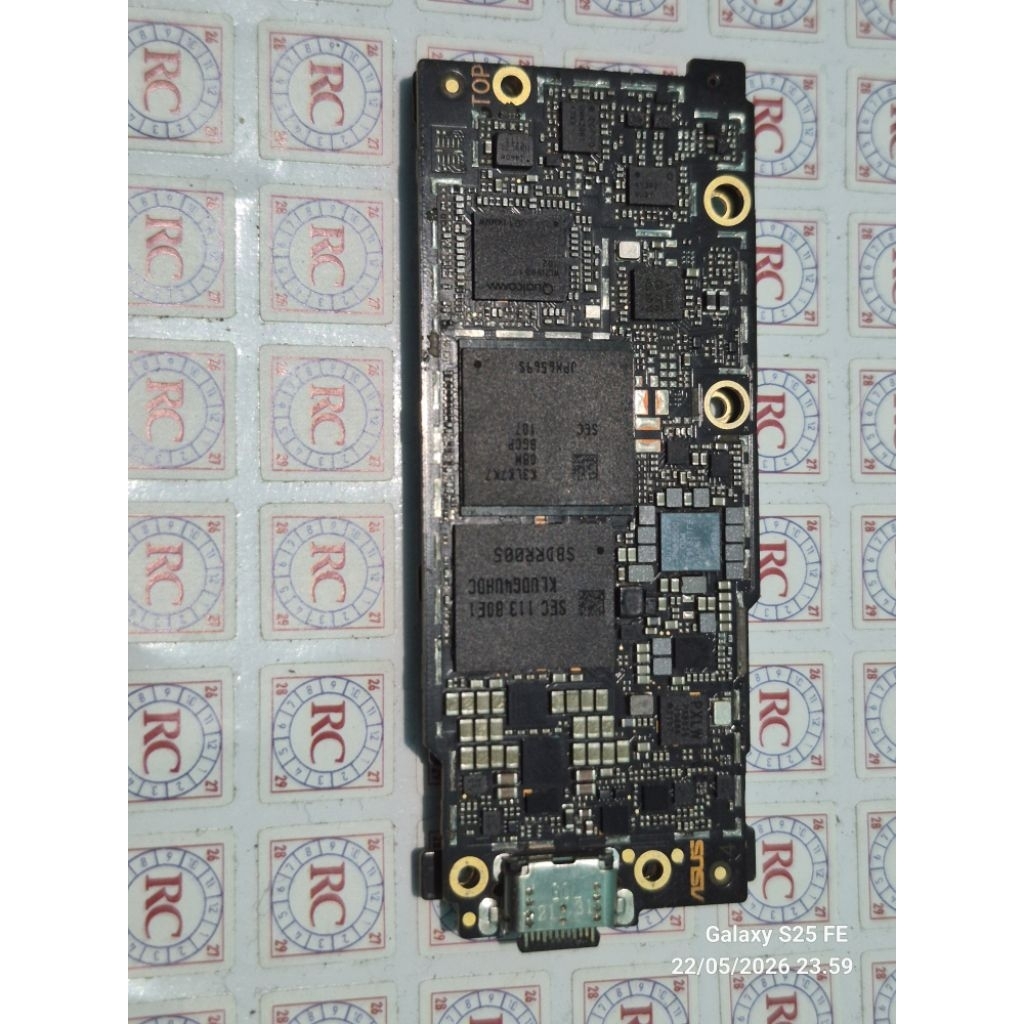 mesin asus rog 5s bahan seperti di foto atas dan bawah matot