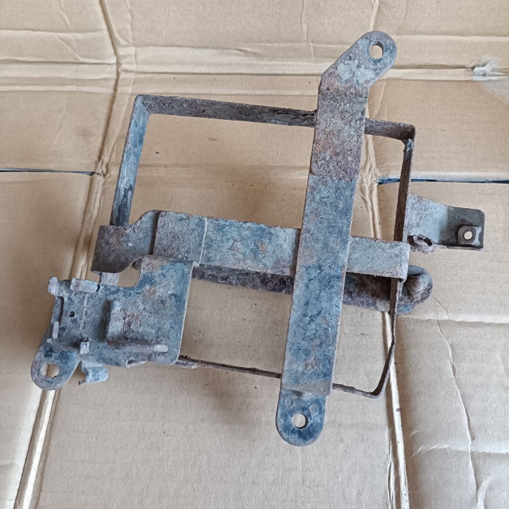 Bracket brecket braket breket pangkon dudukan rumah wadah tempat aki Honda Tiger revolution tiger re