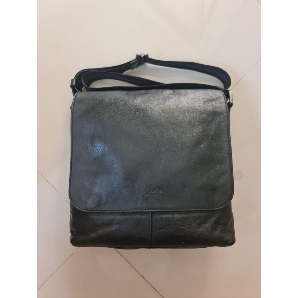200. Sling Messenger Bag Men Pria Coach Charles Flap Top Black Seri: F72362 Mantan / Bekas / Second 
