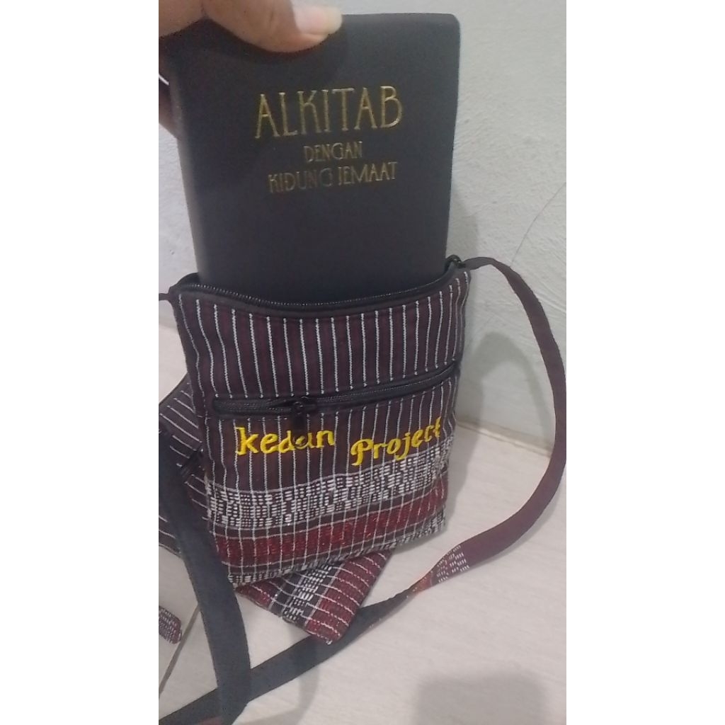 Tas selempang bisa bordir (ulos batak ragihotang)