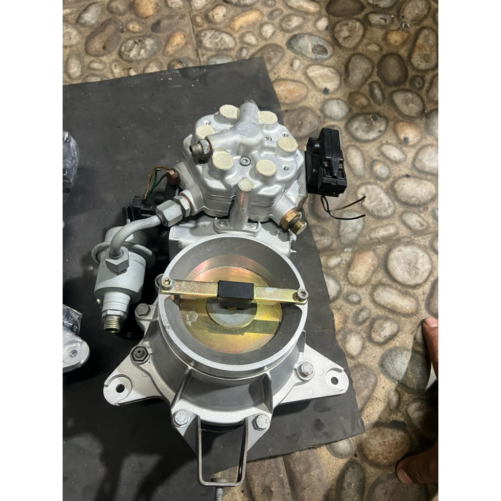 Fuel Distributor Mercedes W124 300E