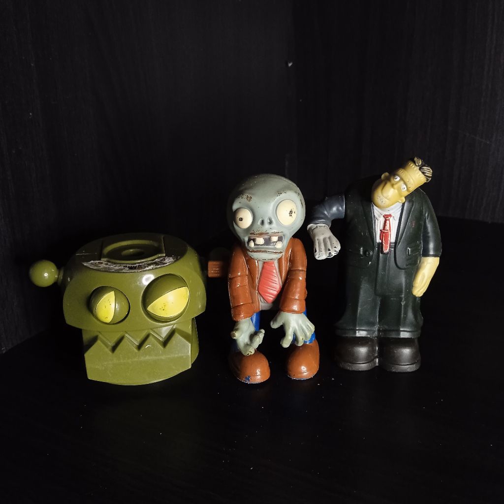 Preloved Figure Zombie and Plants