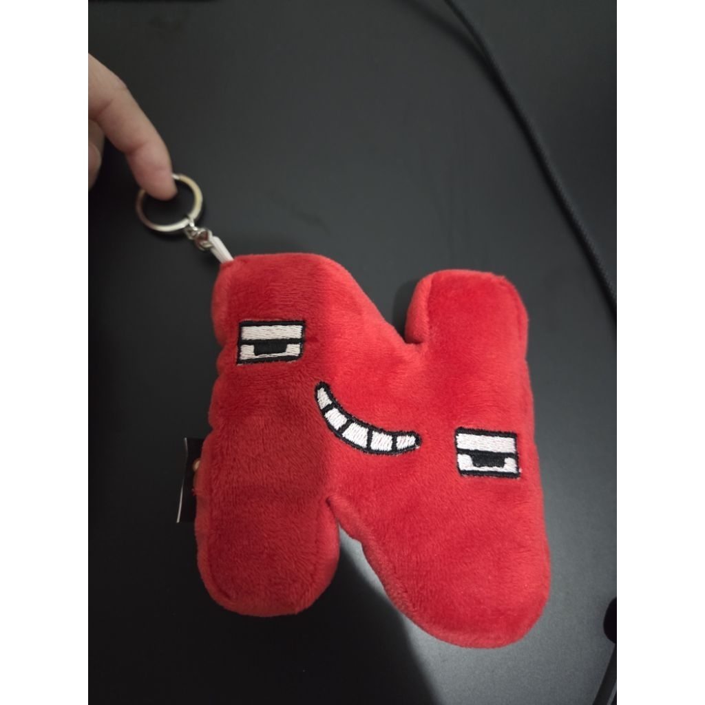 boneka gantungan huruf N