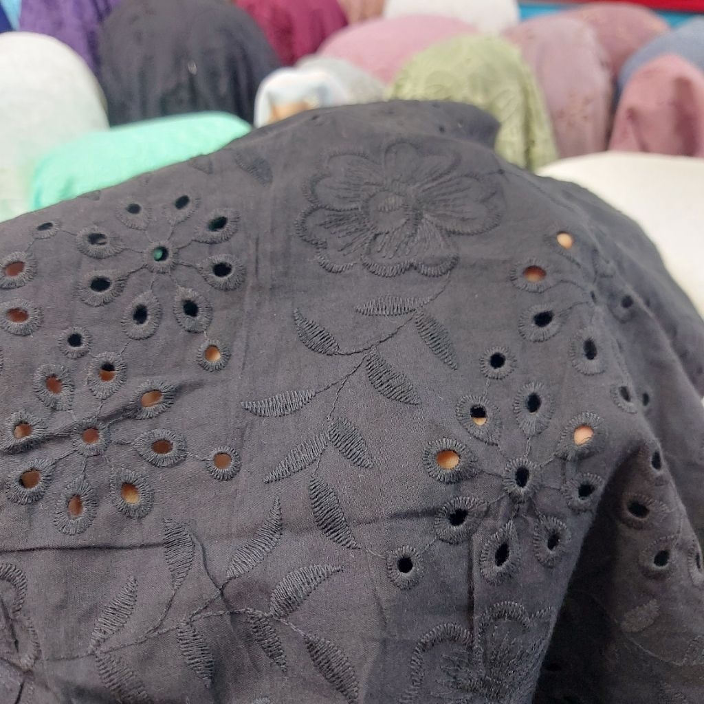 kain katun bordir Premium  - kain katun bordir meteran  - kain katun bordir motif bunga ( hitam ) F1