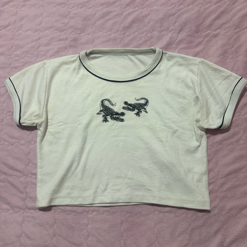 crop top dragon / naga warna putih bahan kaos garis hitam