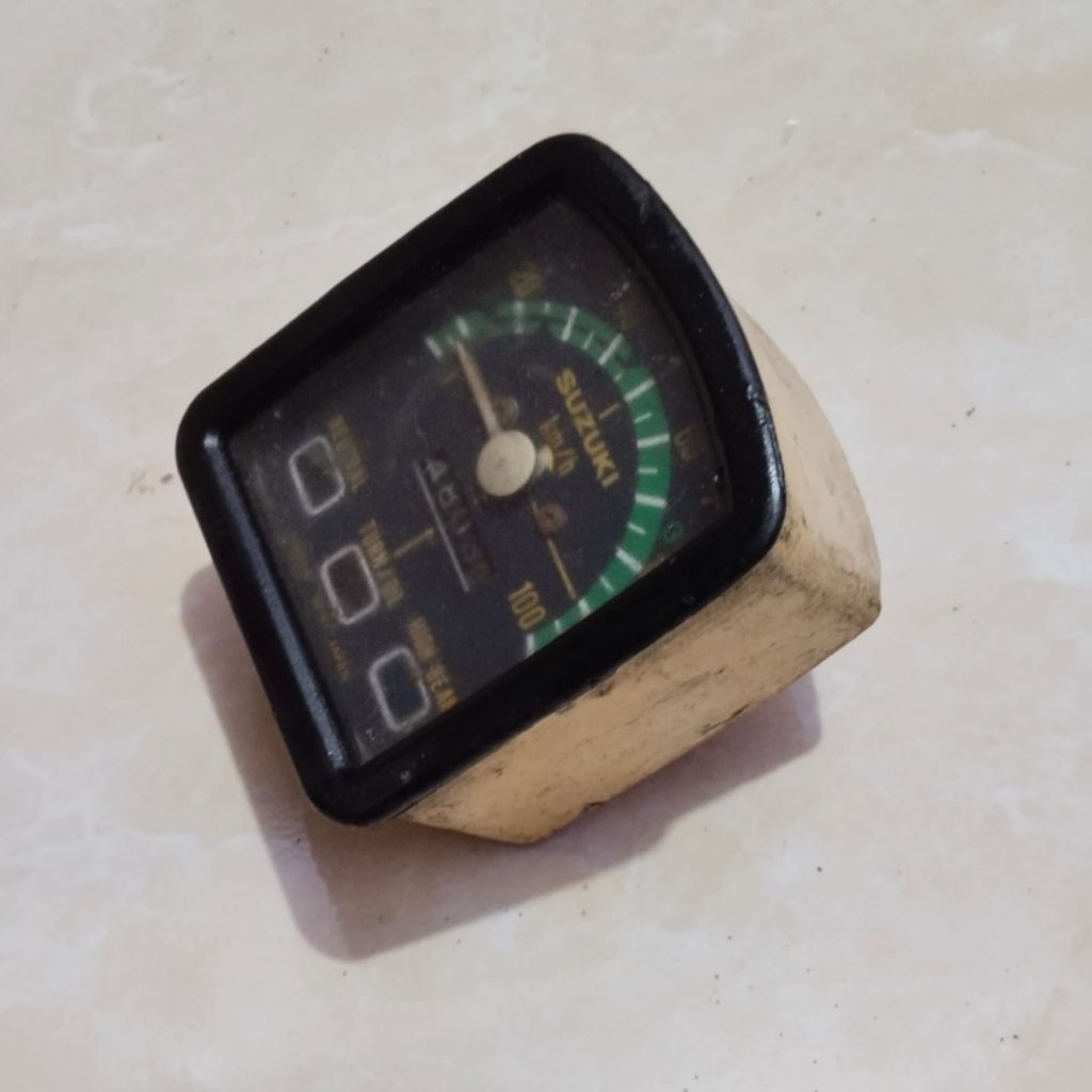 SPIDOMETER SUZUKI FR 80 SPEEDOMETER SUZUKI FAMILY FR80 ORIGINAL bekas atau copotan