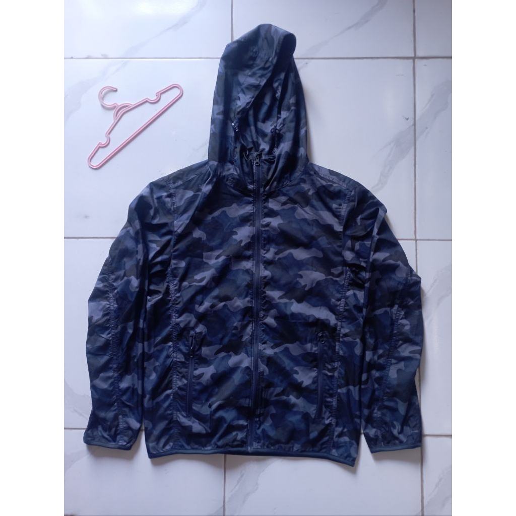 JAKET RUNNING UNIQLO CAMO Windproof