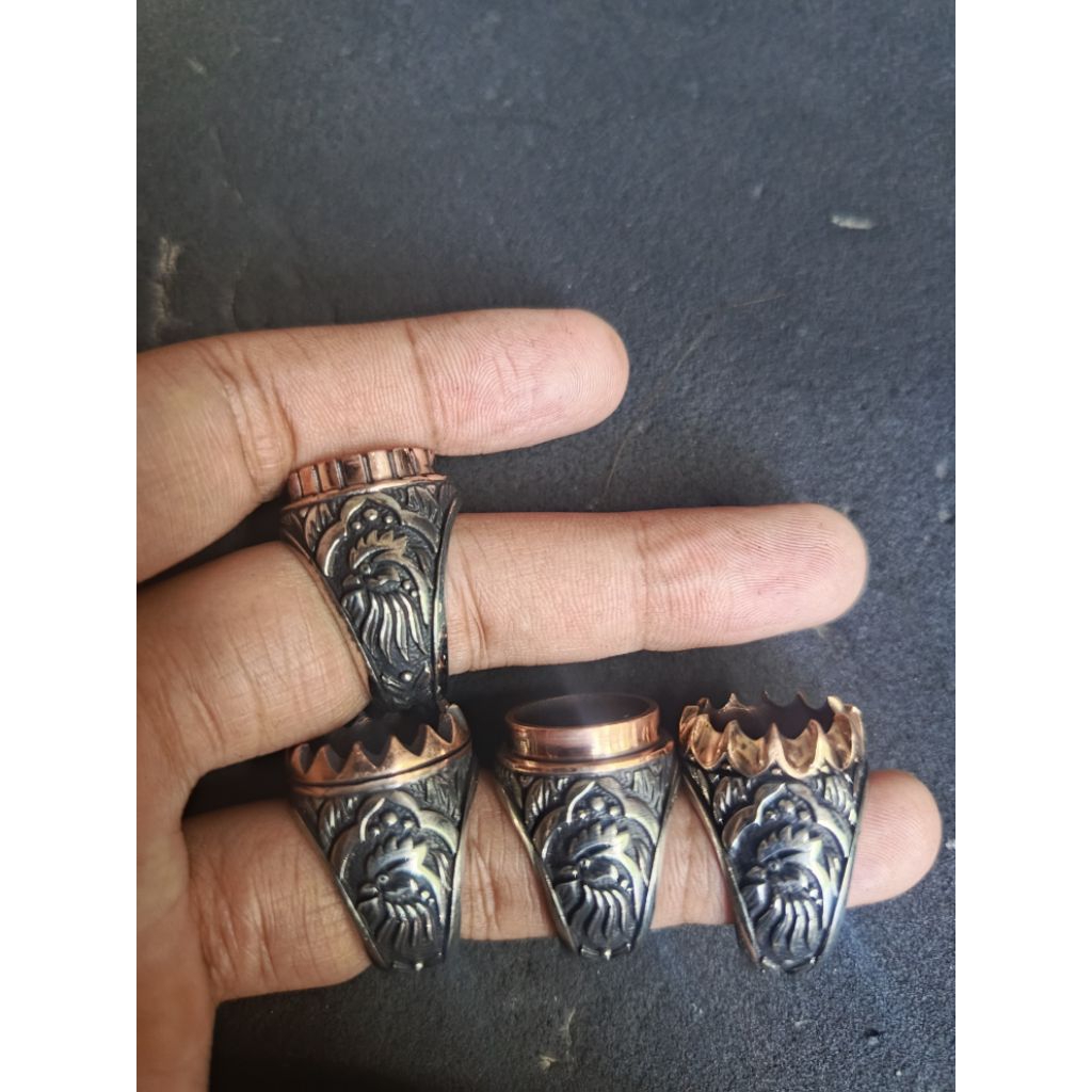 Ring koin motif ayam jago