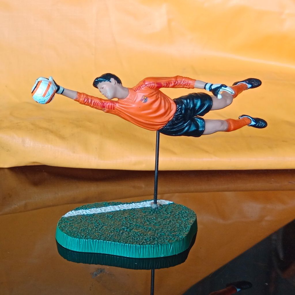 Figure Pemain Bola FT Champs Valdes 1 Barcelona Offcial size 3" Losee, no Soccerserie or Kodoto